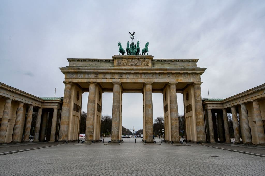 La Puerta de Brandenburgo, en Berlín, Alemania. Es uno de los sitios más visitados de la capital germana, pero ahora se muestra vacío. Este país tiene más de 23,000 casos de contagio de coronavirus.