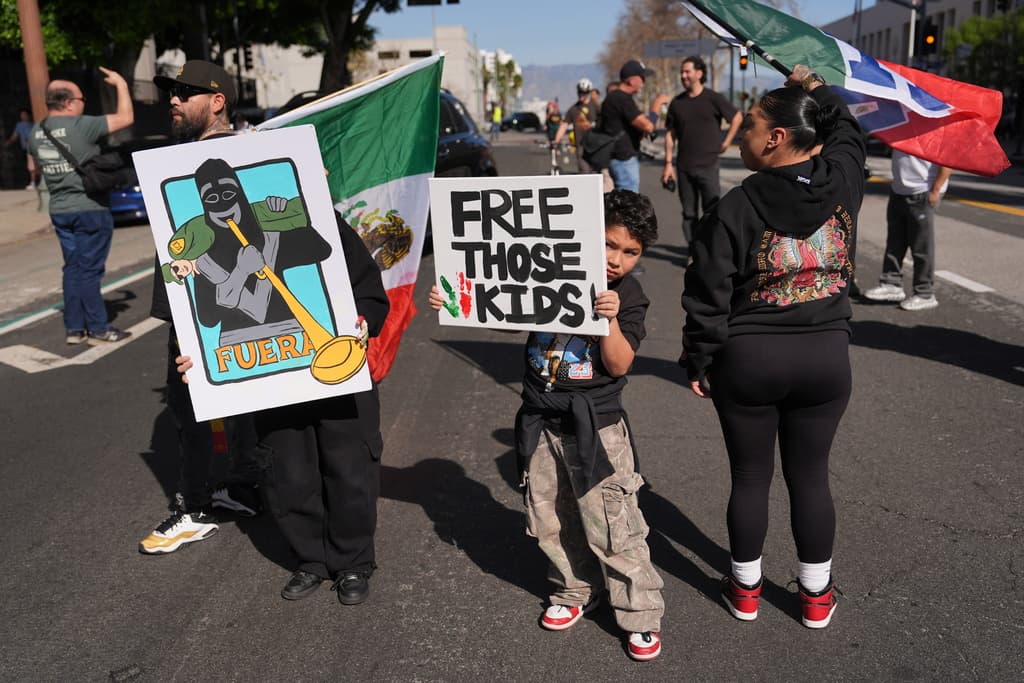 Noah, de 8 años, sostiene un cartel con la leyenda "Liberen a esos niños" mientras se une a otros manifestantes durante una protesta en Los Ángeles.
