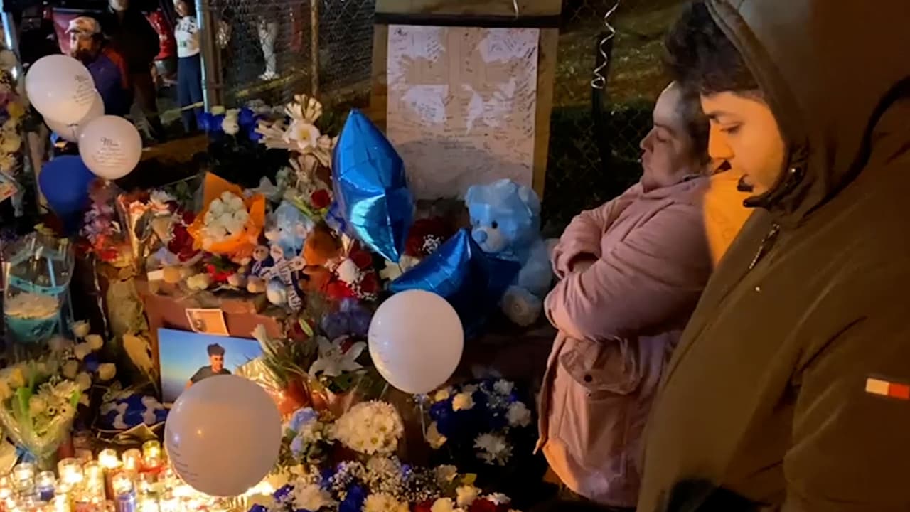 Familiares y amigos
<b>se reunieron en la intersección para montar una vigilia en memoria de Edwin</b>.
<br>