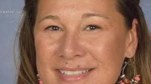 “Creo que en verdad lo amo”:
<b>maestra de Arizona que pagó la fianza de un reo y luego apareció muerta</b> Autoridades de Arizona confirmaron que el cadáver de una mujer hallado el 13 de octubre corresponde a Cathryn Gorospe, la maestra de Kindergarten que desapareció tras sacar de la cárcel a un sujeto con historial delictivo y problemas de drogadicción.
<br>