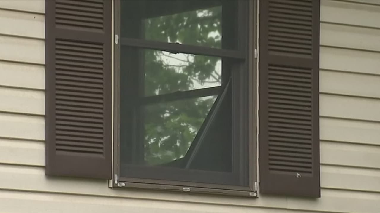 Cuando los investigadores visitaron la casa constataron el horror del cual fue víctima la joven, las condiciones inhumanas en las que vivía, además encontraron a otra menor, de 13 años, quien también fue sacada de la escuela con la excusa de que le enseñarían en casa. No se ha revelado si fue víctima de abusos.