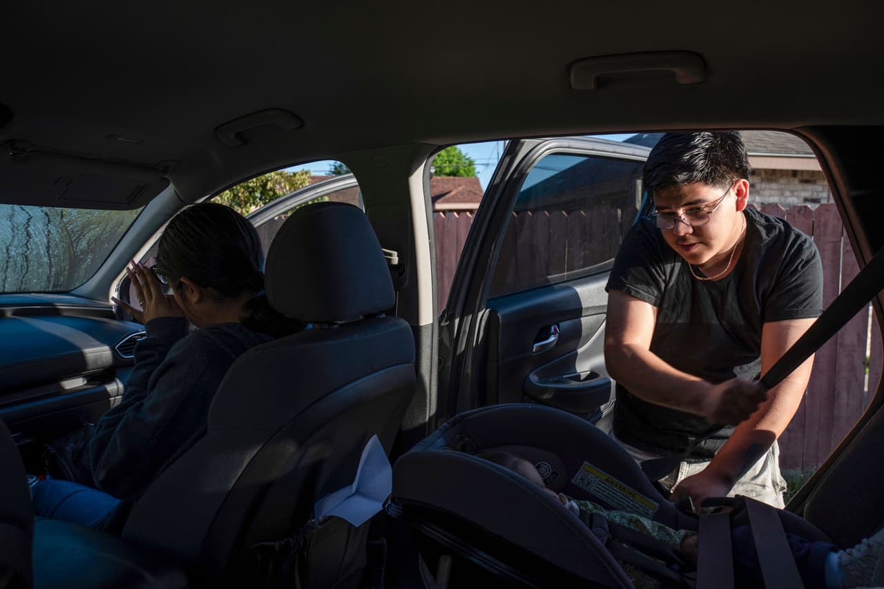 La ley de Texas exige que
<b>todos los menores de 8 años, o que midan menos de 4 pies y 9 pulgadas, deben viajar en un asiento infantil.</b>