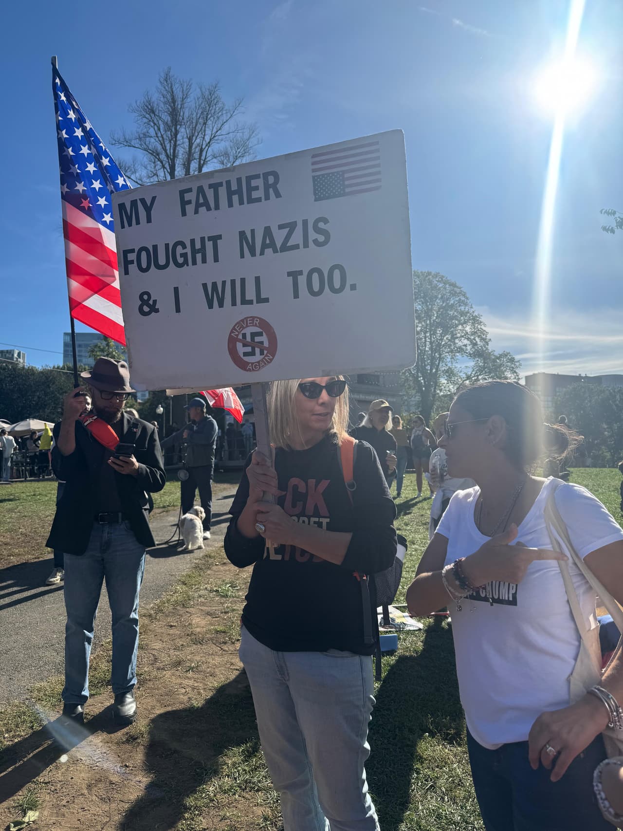 Pese a la presión del espacio y la Policía presente, el ambiente fue descrito como mayormente tranquilo, colaborativo, y de movilización ciudadana.