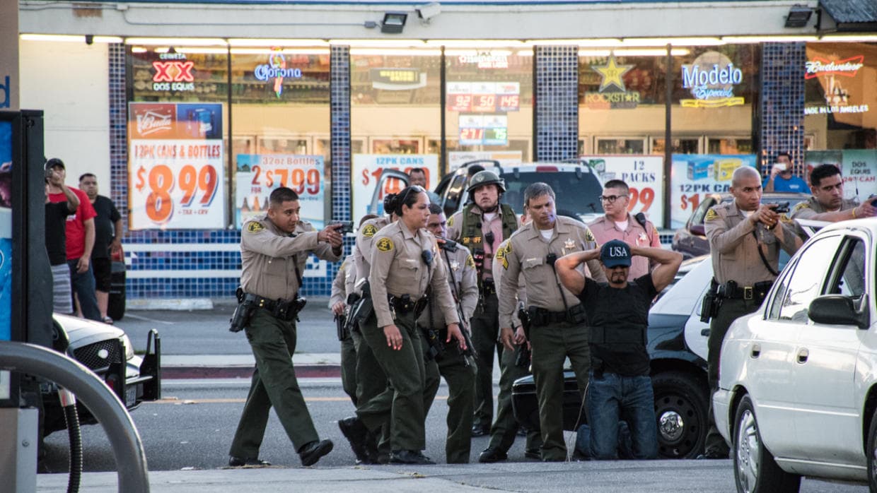 Agentes del Sheriff en Cudahy, una ciudad santuario del sur de California,arrestaron a un simpatizante del presidente Donald Trump que apuntó con una pistola a un grupo de activistas proinmigrantes en una gasolinería. El hombre dijo que es un policía retirado y un veterano de guerra que a diario porta una pistola con autorización.