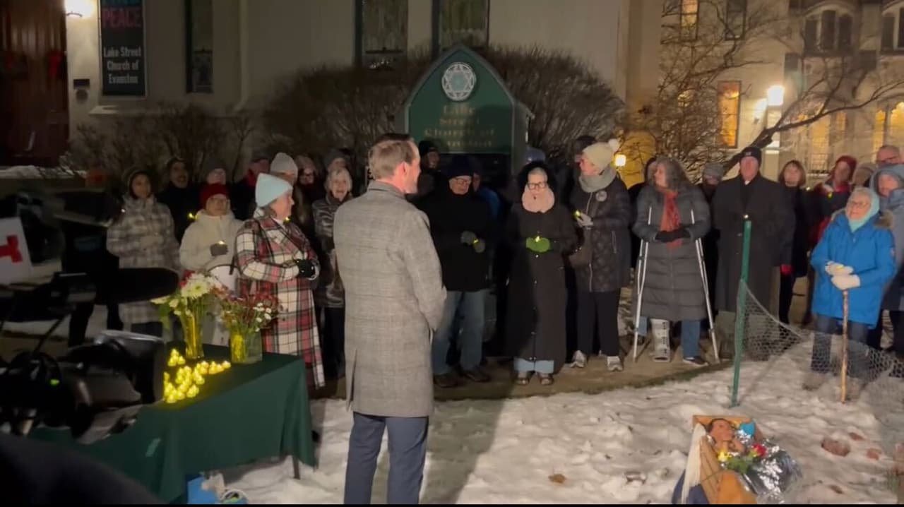 También participaron representantes de otras comunidades, como la rabina
<b>Rachel Weiss</b>, de la Jewish Reconstruction Congregation.
<br>
<br>"Tenemos que usar nuestra historia, pero también este momento para convinarlos. Porque si solamente creemos en algo del pasado y no se lo traen a este momento, no tienen tanto poder", comentó Weiss.