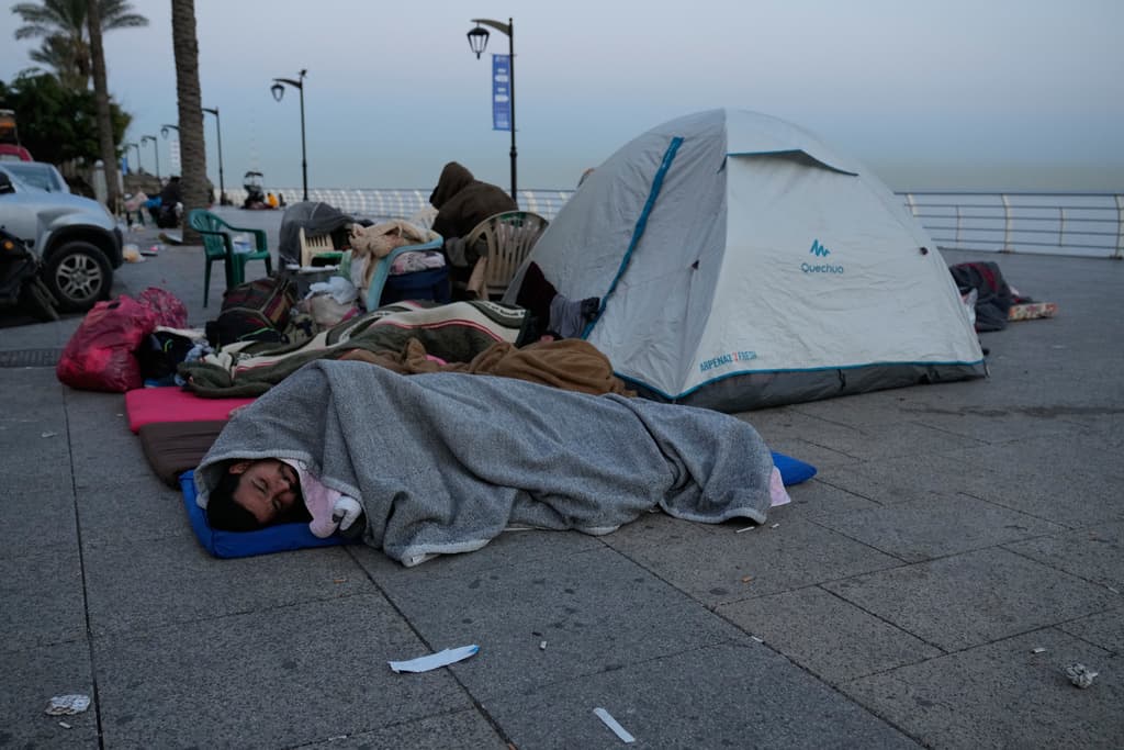 Acnur afirmó que la crisis, que comenzó el sábado cuando
<a href="https://www.univision.com/noticias/misiles-iranies-impactan-tel-aviv-israel-responde-con-ataques-aereos-en-beirut-video">Israel y Estados Unidos lanzaron ataques contra Irán</a> y se extendió desde entonces, ya ha provocado que un gran número de personas huyan de sus hogares.