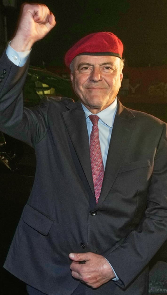 <b><a href="https://www.univision.com/local/nueva-york-wxtv/politica-new-york/curtis-sliwa-advierte-nuevo-alcalde-nueva-york-zohran-mamdani" target="_blank">Curtis Sliwa, el aspirante republicano</a></b> a la alcaldía que
<b>quedó en un tercer lugar</b>, reconoció a Mamdani como ganador y hasta le deseó suerte. No obstante, el fundador del grupo de patrullaje Guardian Angels, quiso "advertir a nuestro nuevo líder: Si intenta implementar el socialismo, si intenta debilitar e incapacitar a nuestra policía, si abandona la seguridad pública; no solo nos estamos organizando, sino que
<b>nos estamos movilizando</b>”.