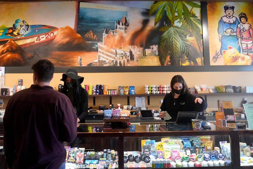 <h2 class="cms-H2-H2"><b>Dispensarios de cannabis</b></h2>
<br>
<br>Los dispensarios en todo el estado que ofrecen consumo en el lugar podrían vender alimentos y bebidas.
<br>También permite que los dispensarios organicen eventos en vivo, como espectáculos de comedia y música en vivo.