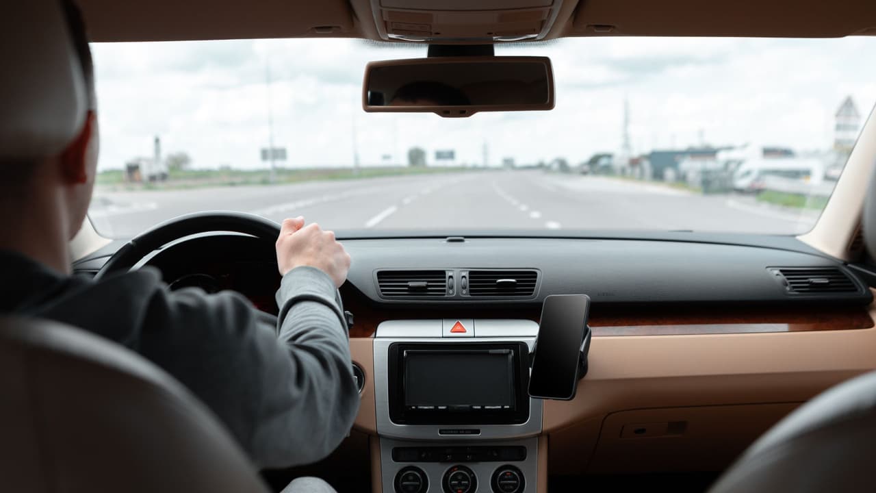 <h3 class="cms-H3-H3">Qué debe quedar claro para las familias 💡</h3>Llevar a una persona indocumentada a la iglesia, al trabajo, al médico o al súper, sin esconderla y sin huir de la policía,
<b>no es delito por sí solo.</b>
<br>Se vuelve un problema
<b>cuando hay dinero de por medio, cuando el traslado está relacionado con cruces irregulares o cuando alguien intenta ocultar a la persona de las autoridades.</b>