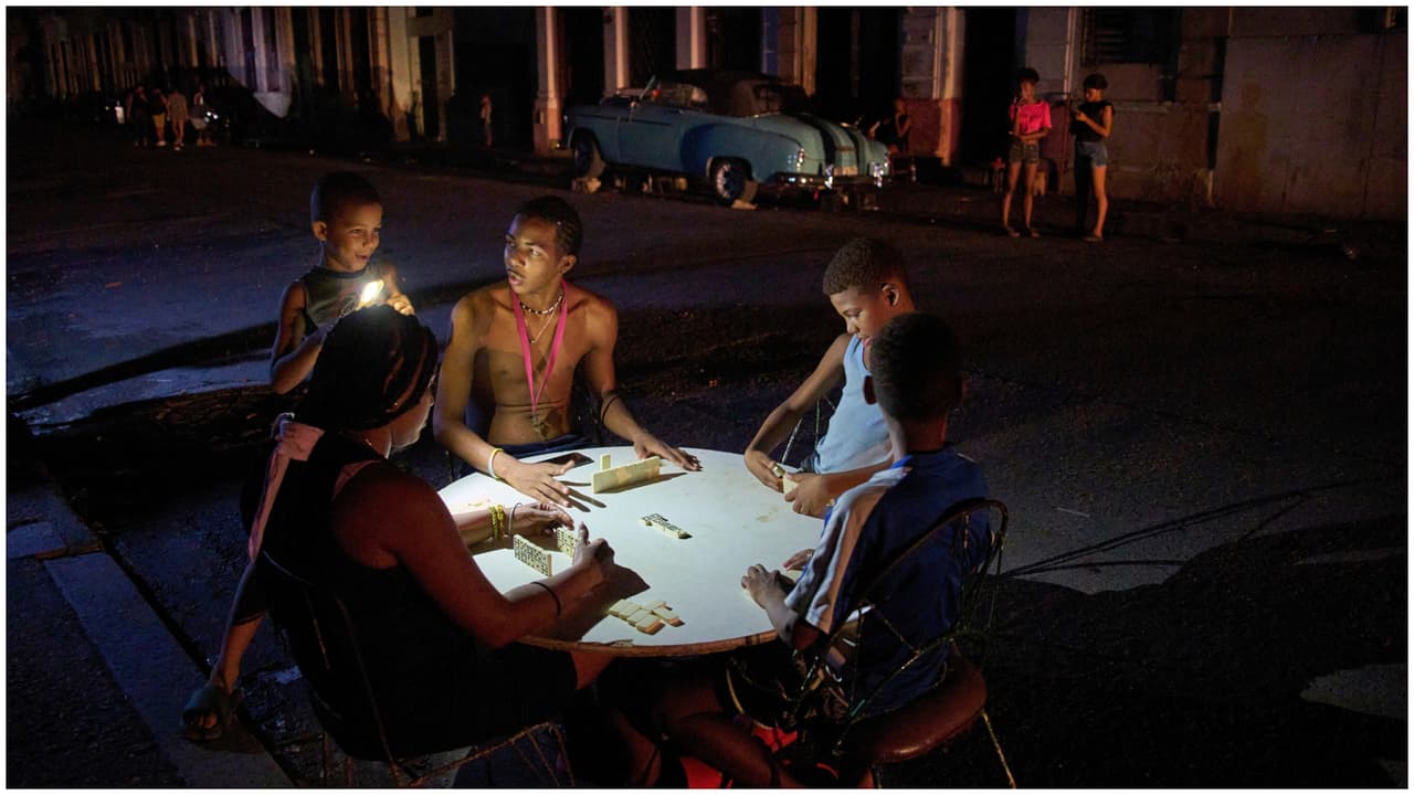 Cubanos en la isla pasan una Navidad con apagones, escasez de alimentos y crisis sanitaria