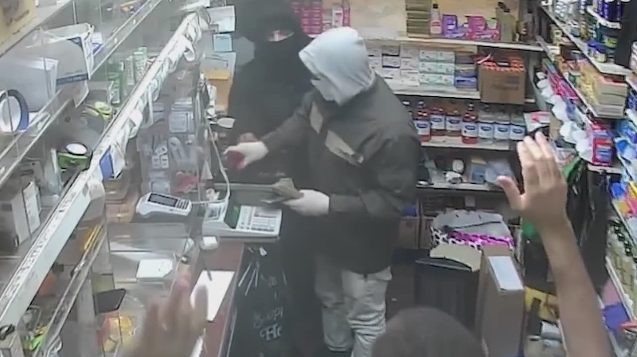 Ofrecen recompensa para dar con responsables de asalto armado a bodega del Bronx
