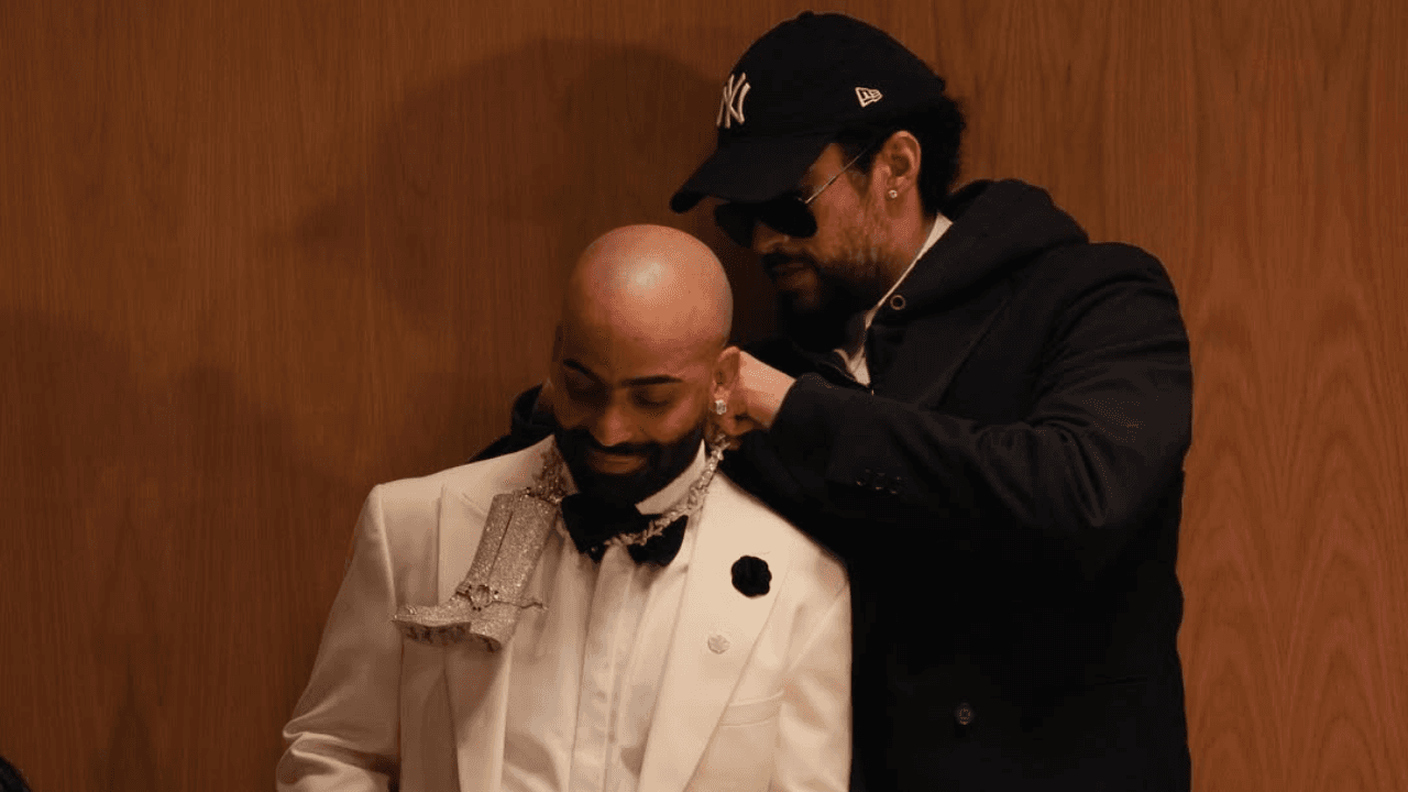 Bad Bunny regala su icónica cadena a Arcángel en la celebración de sus 20 años de carrera musical