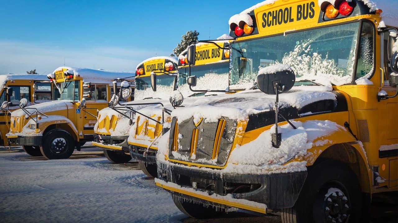 Clases canceladas este jueves 29 de enero en distritos del norte de Texas por hielo en las vías