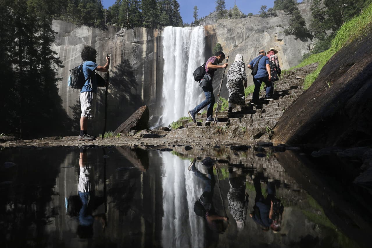 El parque Nacional Yosemite tienes una extensión de terreno de 748,436 acres (3,028.81 km2) y varias caminerías y zonas de campamento, sin embargo no todas están completamente abiertas la publico debido a las restricciones por la pandemia. La flora y fauna del parque de diversa y definitivamente necesitarás más de un día para visitar varios puntos del parque.