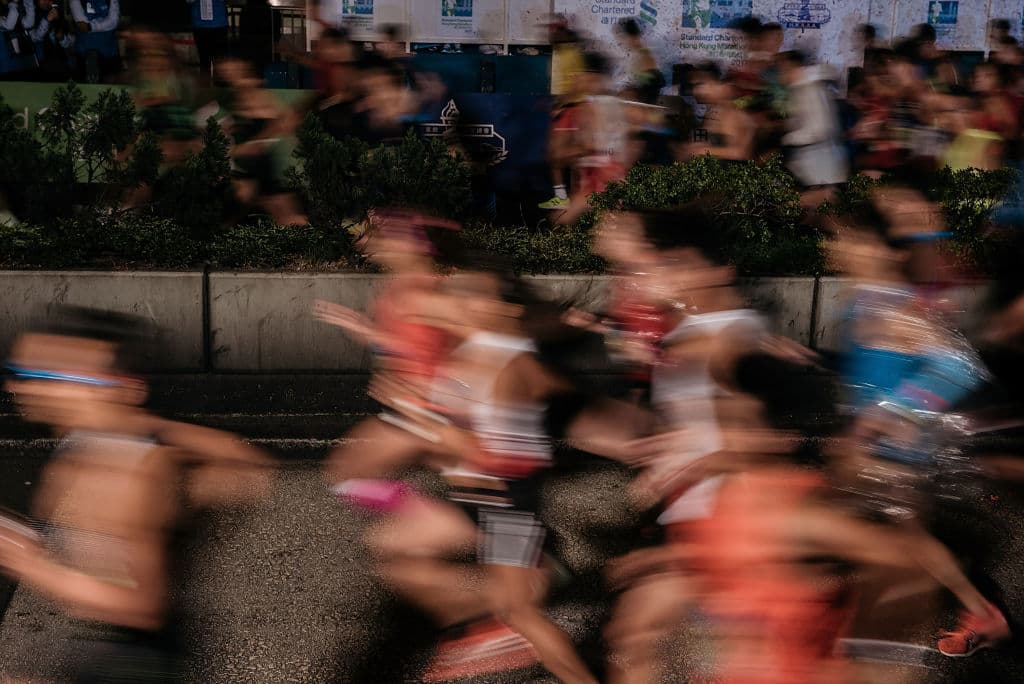 Descalifican a ultramaratonista por correr parte de una carrera subida a un automóvil
La premiaron por correr una ultramaratón, pero había hecho una parte subida a un auto