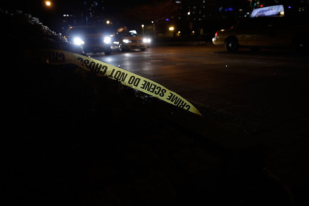 Arrestan a una mujer por accidente de tránsito que dejó a un hombre muerto y a otro herido en Lancaster