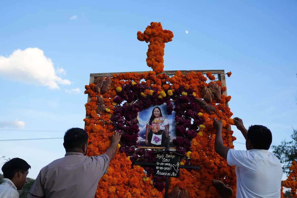 <b>Ofrendas familiares con objetos personales: </b>Fotografías, platillos favoritos, velas y juguetes para los niños fallecidos llenan altares domésticos que expresan amor, memoria y la presencia viva de quienes ya no están.