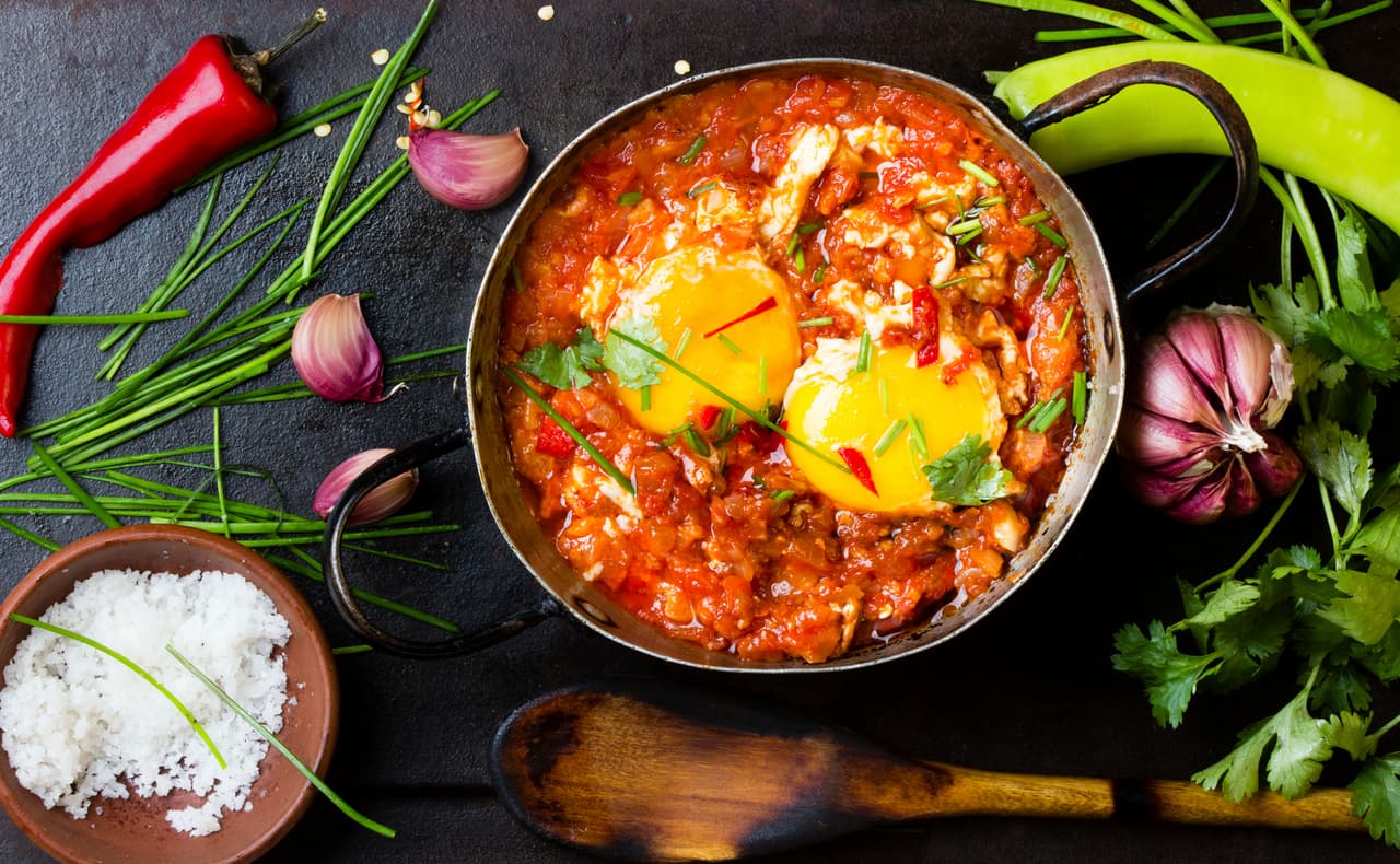 <b>El dilema de los huevos.</b> Durante mucho tiempo se pensó que los huevos eran malos para el corazón, ya que se creía que el colesterol procedente de la dieta contribuía al alto nivel de colesterol en la sangre. Posteriormente, a lo largo de los últimos 20 años, la investigación médica ha mostrado que, cuando el consumo es normal, su influencia es muy limitada, y que el colesterol de un alimento tiene poco impacto en los niveles de colesterol de nuestra sangre.