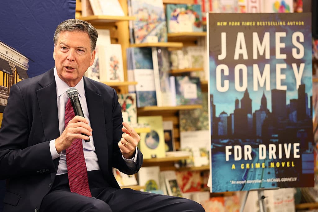 Imputan al exjefe del FBI James Comey en medio de la presión de Trump