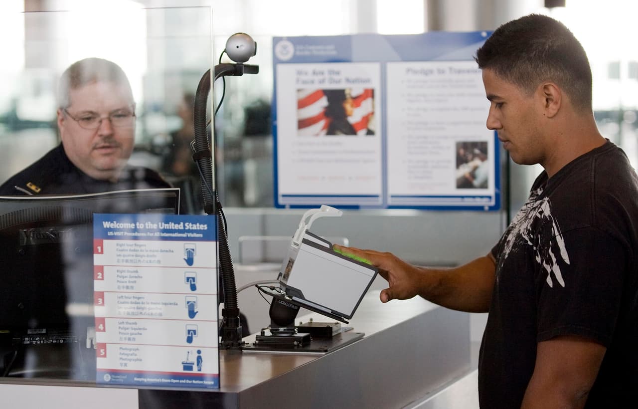 Si usted está bajo TPS, DACA o asilo pendiente, debe pedir un permiso especial llamado 'Advance parole', según explicó Quirós.