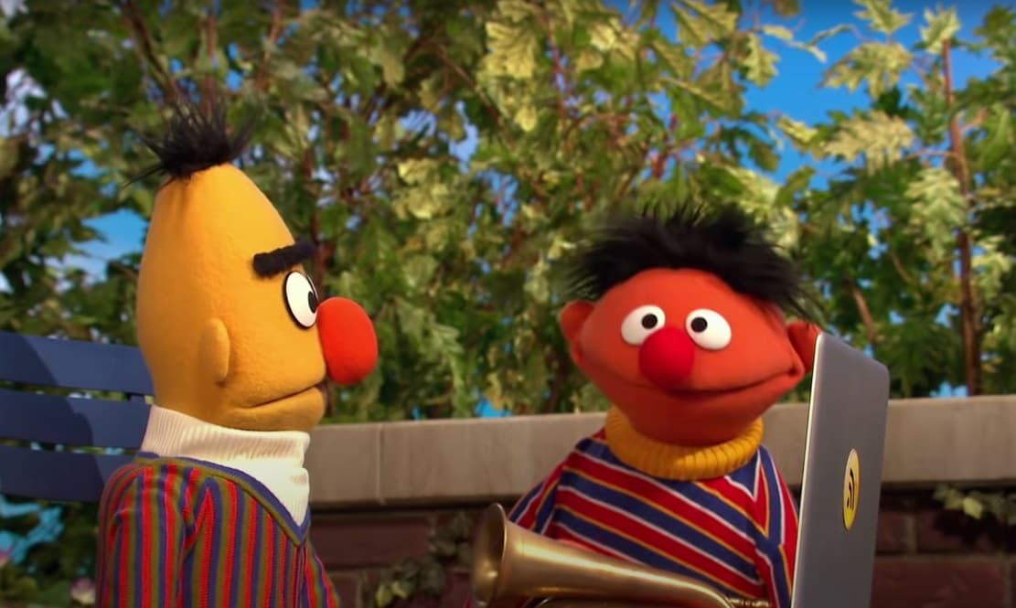 <b>Beto y Enrique</b>
<br>Las marionetas de ‘Plaza Sésamo’ se encuentran en una polémica desde que Mark Saltzman, guionista durante 15 años del show (de 1981 a 1990), explicó al sitio web ‘LGTB Queerty’ (2018) que ideó a los personajes como una pareja homosexual.