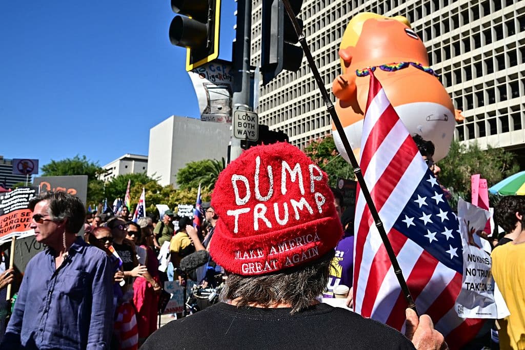 En Santa Ana, los manifestantes llegaron al Parque Centenario durante la tarde. Amy Stevens, organizadora de la manifestación en el condado de Orange, declaró: "Nosotros, el pueblo, estamos hartos de las acciones ilegales de esta administración impostora. El cambio empieza desde abajo".