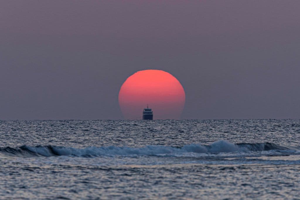 Reportan 17 desaparecidos tras el naufragio de un barco con turistas de varios países en el mar Rojo