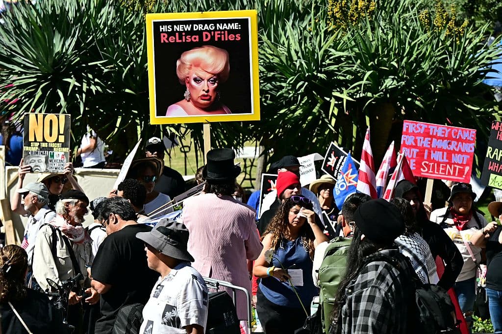 En Long Beach, miles de manifestantes se reunieron en los acantilados a lo largo del bulevar Ocean. El representante Robert García participó en la manifestación y escribió en la plataforma X: "NO HAY REYES en Long Beach".