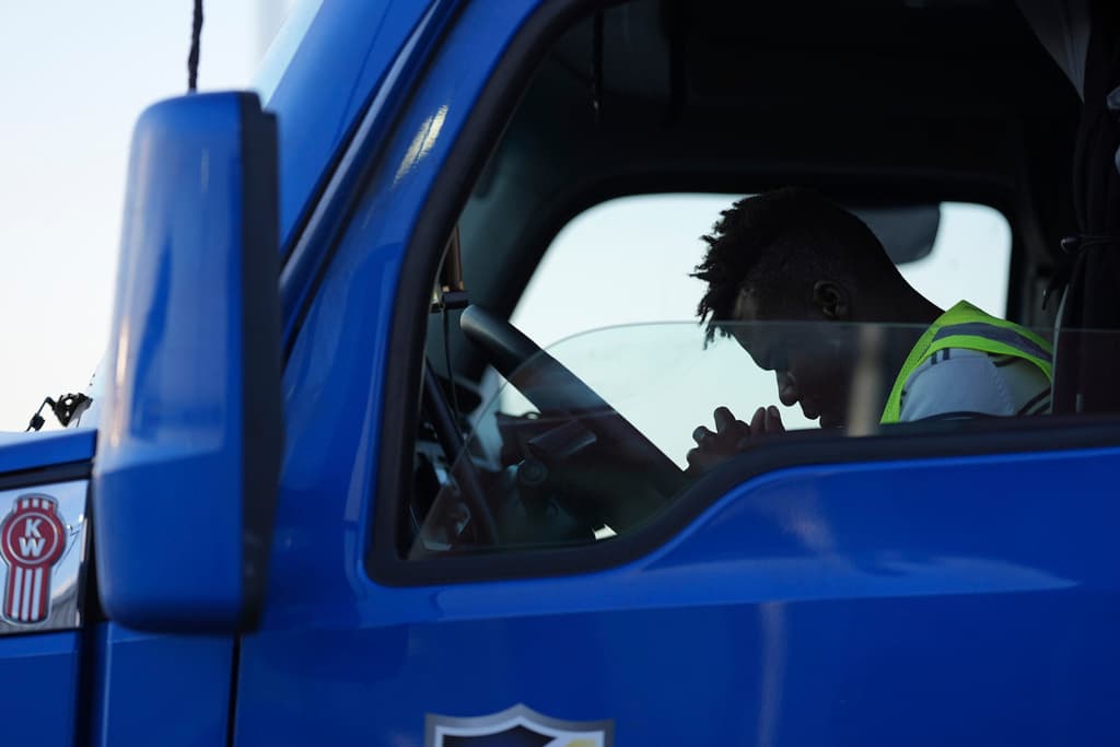 Por qué California está revocando miles de licencias de conducir a camioneros inmigrantes