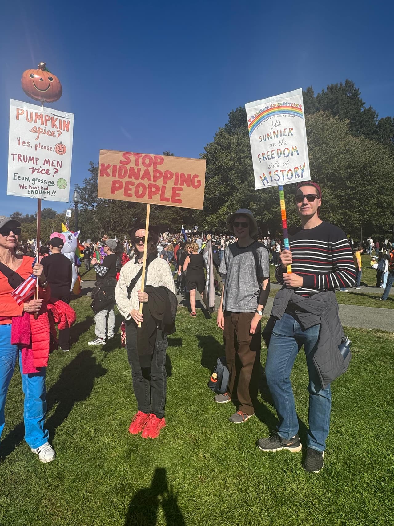 Entre los llamados a la acción que los organizadores promulgaron estaban: proteger a los inmigrantes que están siendo “detenidos, amenazados o desaparecidos”; presionar a los representantes electos; y boicotear corporaciones vinculadas al poder.