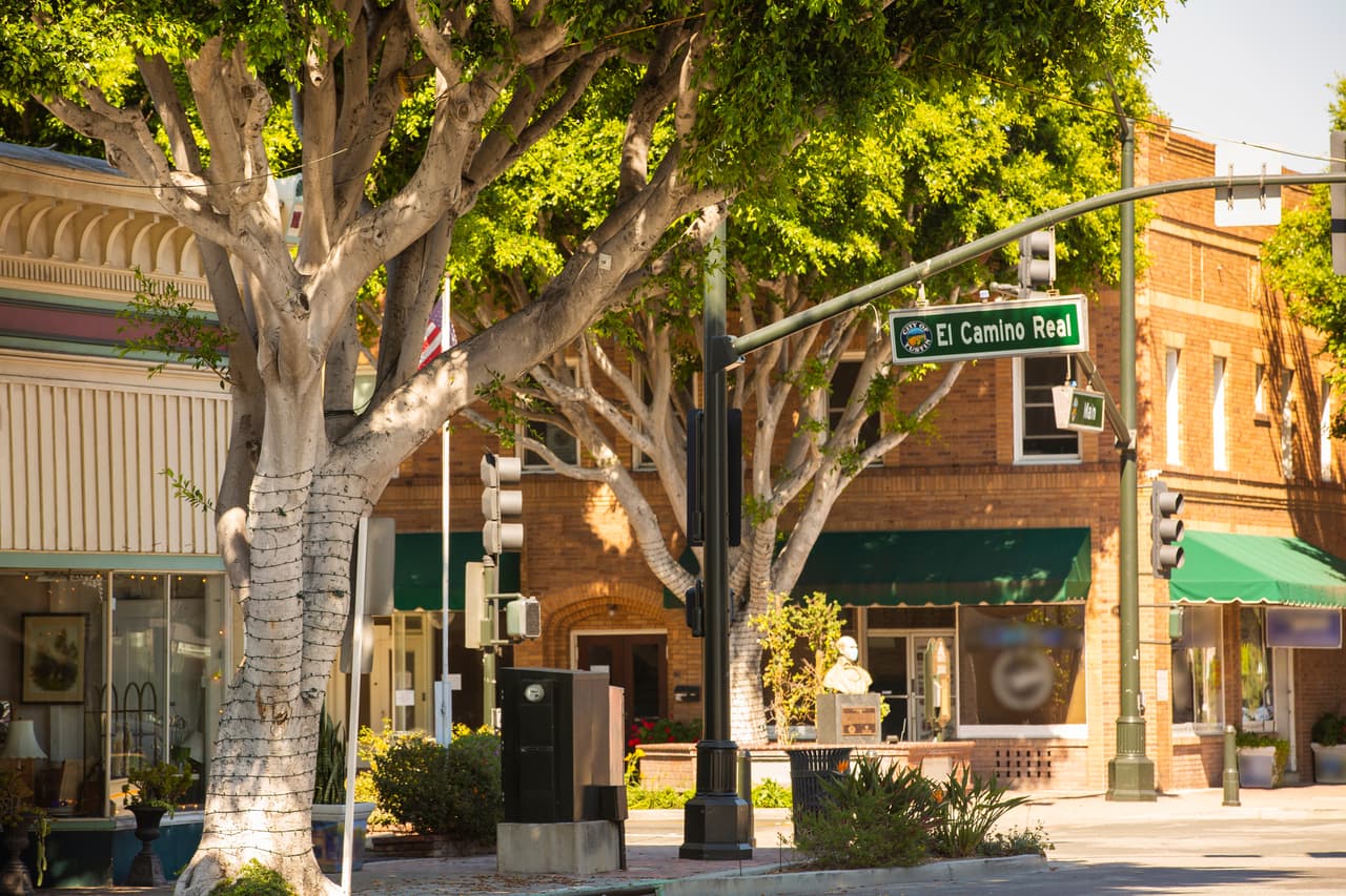 <h3 class="cms-H3-H3">12. Tustin</h3>
<br>
<br>Esta ciudad está situada entre las principales ciudades del Condado de Orange de Orange, Irvine y Santa Ana, por lo que los locales tienen fácil acceso a una variedad de oportunidades laborales, escolares y de entretenimiento en las áreas cercanas. Cuenta con dos restaurantes calificados con dos estrellas Michelin respectivamente. Las familias se benefician de un hermoso paisaje, museos, galerías y otras comodidades, incluidas múltiples escuelas especializadas de calidad.
<br>
<br>🏡
<b>Estado: </b>California
<br>
<br>🏡
<b>Condado: </b>Orange
<br>
<br>🏡
<b>Población: </b>84,021