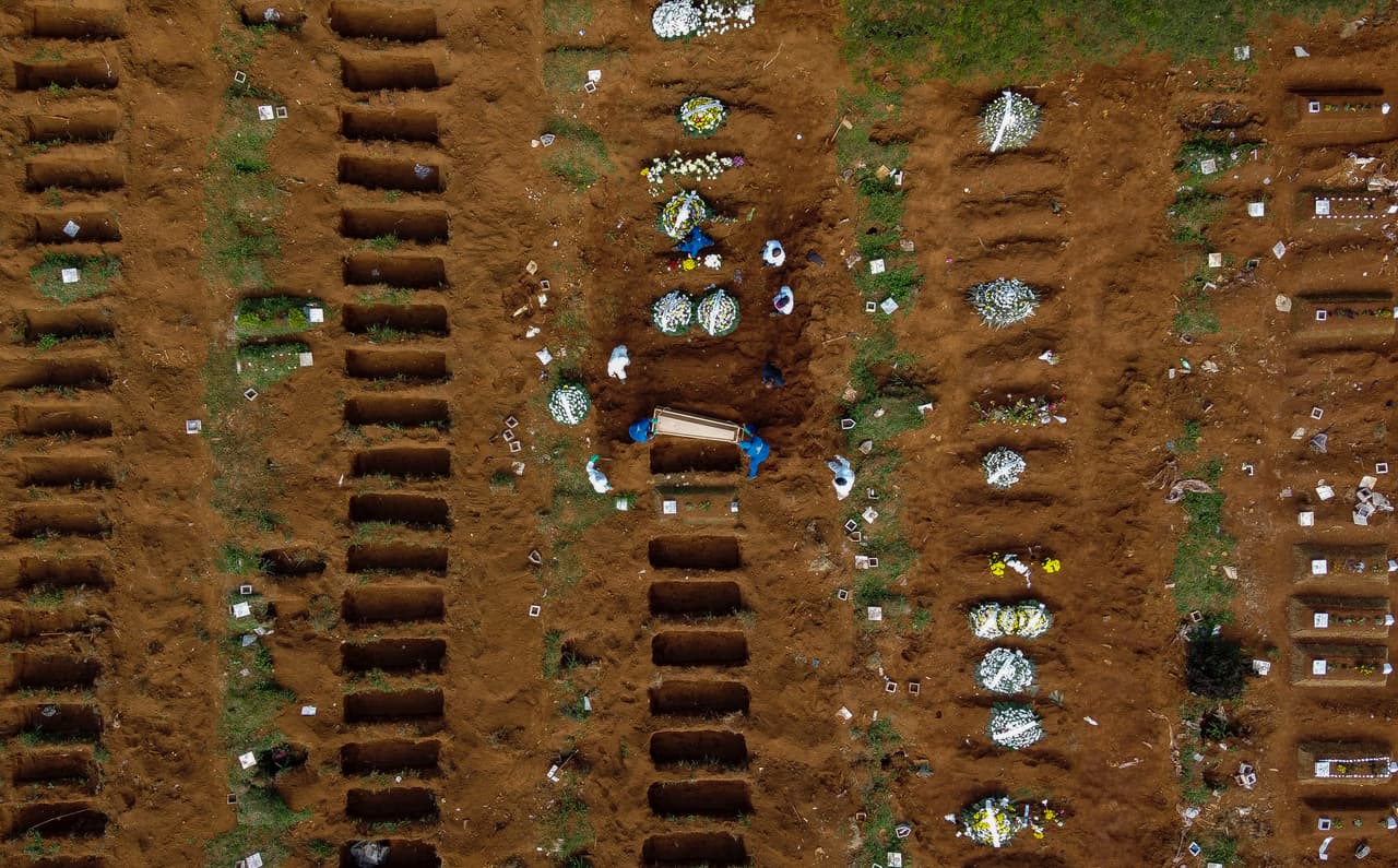 El cementerio Vila Formosa en São Paulo, Brasil, durante un funeral de una víctima del coronavirus. 1 de abril.
<a href="https://www.univision.com/noticias/salud/agotamiento-dolor-y-optimismo-las-fotos-de-un-enfermero-en-una-de-las-zonas-mas-afectadas-por-el-coronavirus-fotos">Vea aquí las fotos de un enfermero en una de las zonas más afectadas por el coronavirus en Italia </a>
<br>
<br>