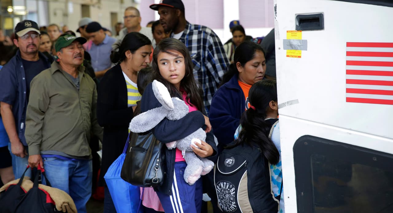 Décimo autobús con migrantes procedentes de Texas llega a Los Ángeles