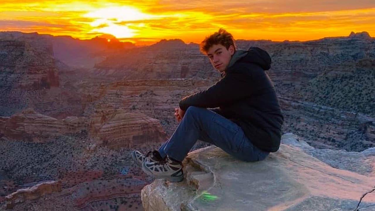 Joven cae de un mirador y muere al intentar tomar una fotografía en Moonscape Overlook