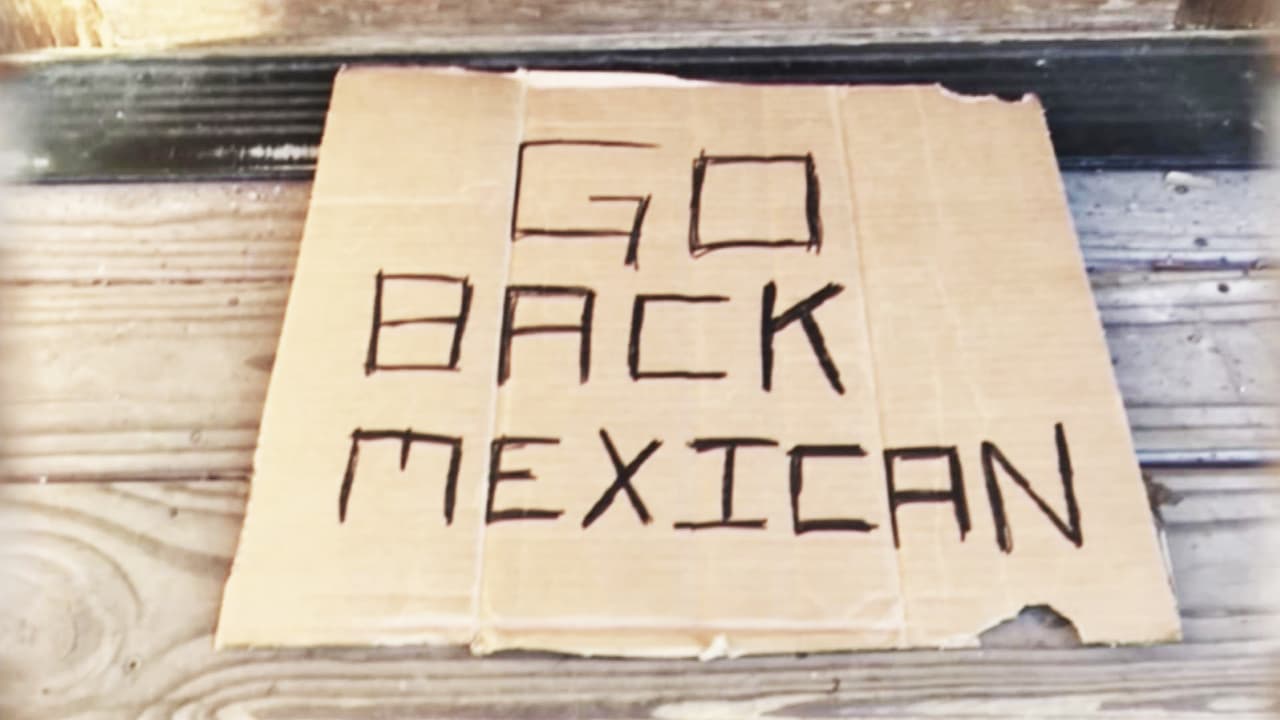 Alejandro de la Peña, dueño de una cafetería, abrió su tienda y encontró un letrero con un mensaje que decía:
<b>“Regresa, mexicano”. </b>Este episodio provocó una respuesta de los habitantes del pueblo de Pepín, en Wisconsin, que se unieron para defender al dueño del café y buscar que el lugar se decrete como un lugar que da la bienvenida a todos los hispanos.