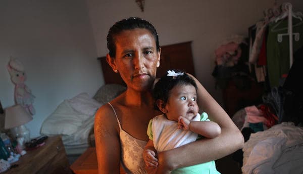 Jeanette Vizguerra, luego de obtener el permiso especial de las autoridades migratorias para frenar su orden de deportación, ha sido víctima de insultos por las redes sociales: "
<b>Sé que eres demasiado estúpida para leer en inglés</b>, así que pídele a tus hijos que te lo traduzcan. JAJAJAJAAJA Pendeja! Chin** su madre", se lee en el mensaje que recibió una de las activistas por los inmigrantes más conocidas en el país.
<br>
<br>