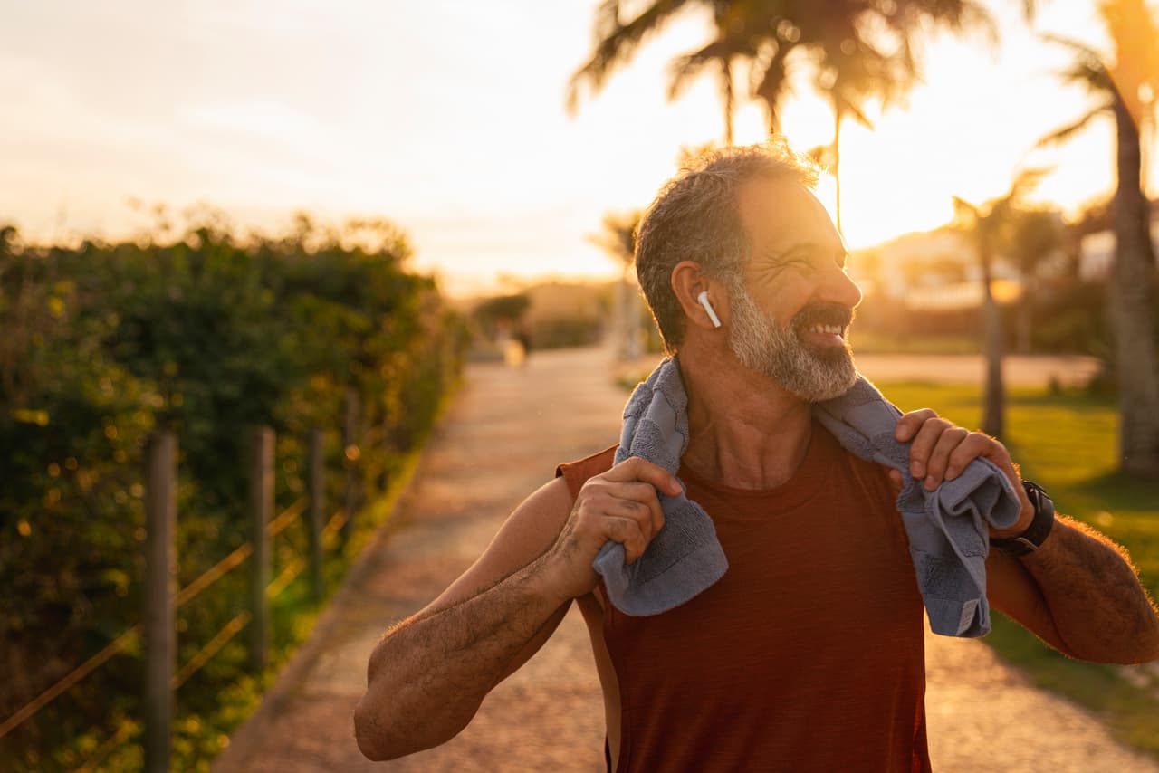 Durante varios años, las investigaciones han señalado que algunos factores relacionados con un estilo de vida más sano, como llevar una buena vida social y mantenerse en forma, pueden retrasar el deterioro de la memoria y la demencia senil.
<br>
<br>No obstante, pocos estudios han tenido el alcance de uno publicado
<a href="https://www.univision.com/noticias/salud/factores-perdida-memoria-alzheimer-demencia" target="_blank">a finales de enero de este año en el <i>British Medical Journal</i> y que fue llevado a cabo en China</a>. Sus investigadores, durante una década, siguieron los hábitos de 29,000 personas para hallar las pistas que llevan a una mejor salud mental con el paso de los años. Te contamos cuáles son.