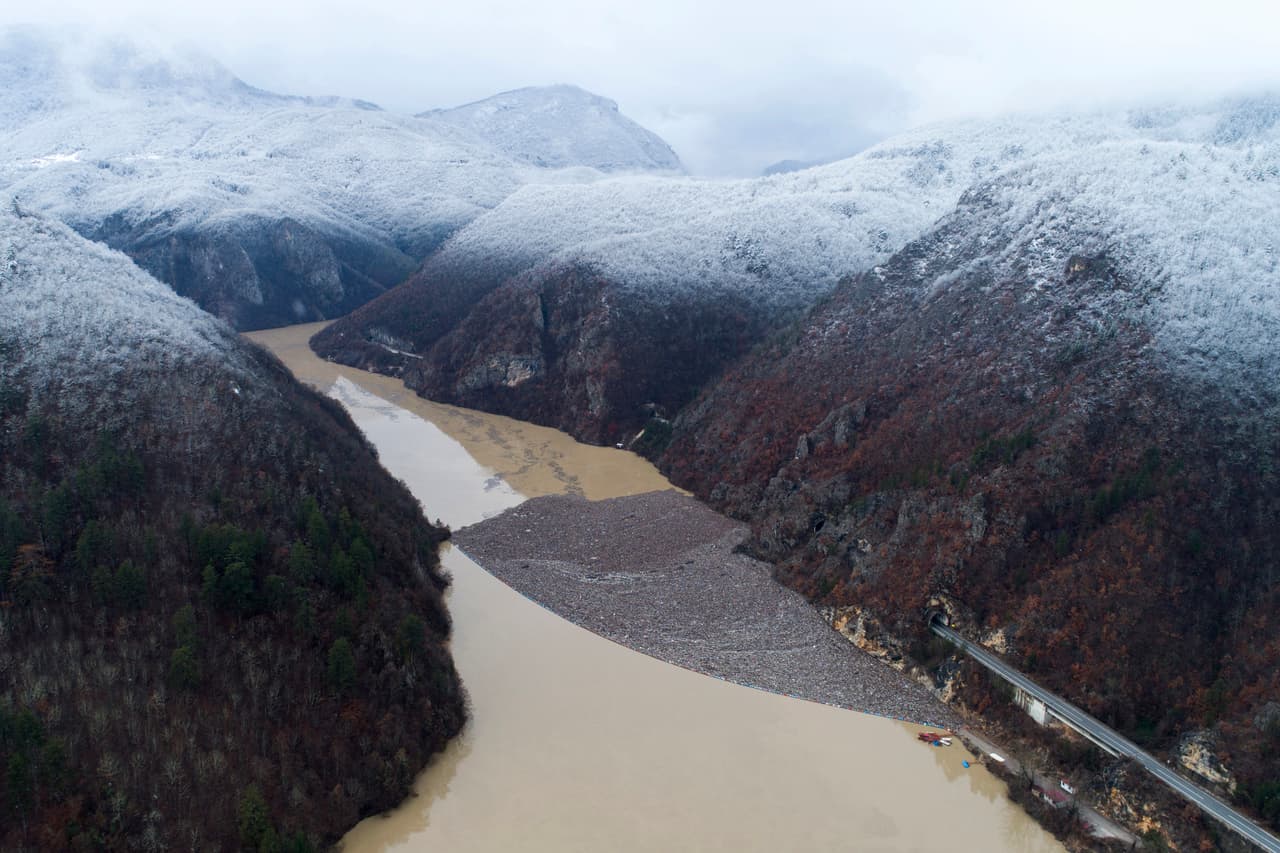 Una vista aérea del río Drina cerca de la ciudad de Visegrado, en Bosnia, tomada el 20 de enero de 2023. La basura lanzada en vertededors cercanos al río o directamente en él se acumula detrás de una barrera cercana a la ciudad, cuando las aguas están altas en invierno y primavera. Esta época es conocida como "temporada de basura" porque se suman toneladas de desechos.