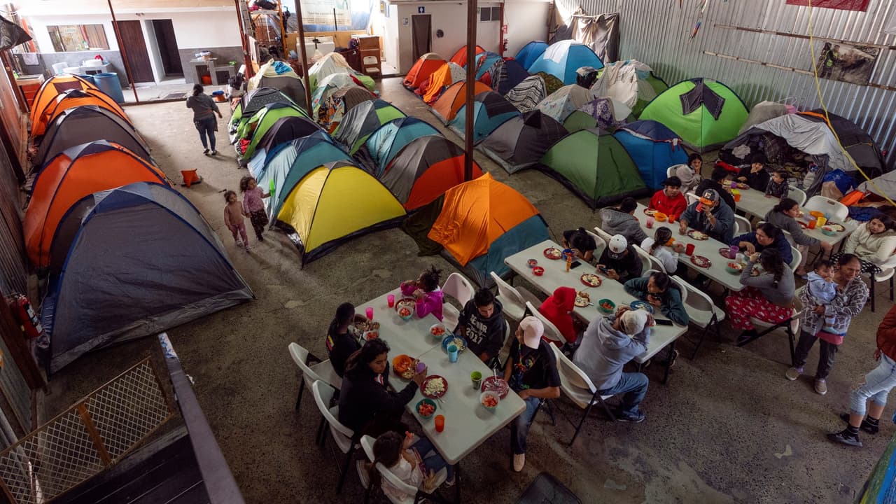 Tijuana abre primer albergue para migrantes deportados mientras ‘coyotes’ aumentan sus tarifas