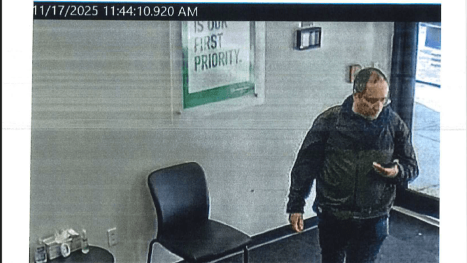 Un fotograma de un video que muestra a Claudio Neves Valente en una sede de Alamo Rent a Car el 17 de noviembre de 2025.