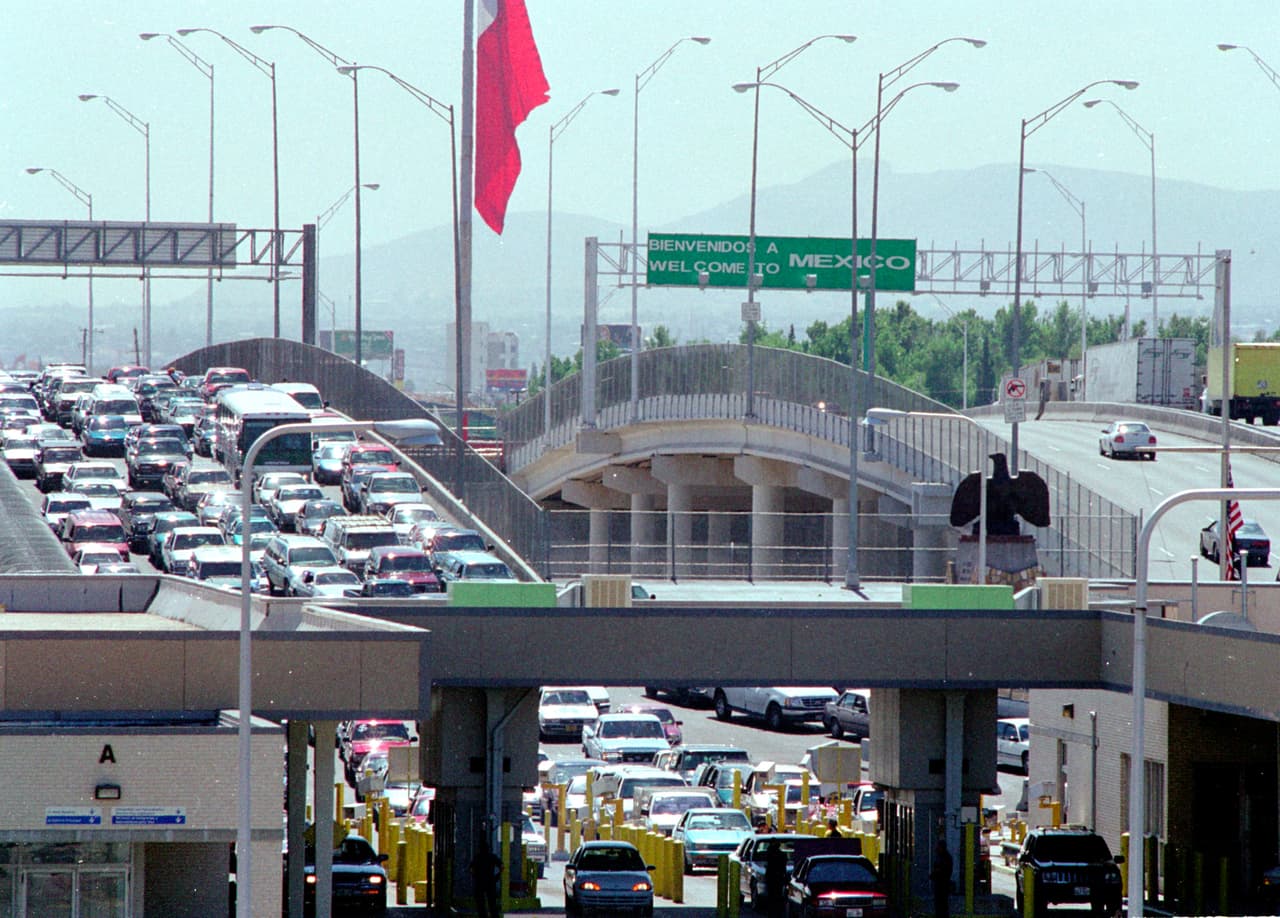 Alrededor de media docena de hombres han reaparecido vivos, golpeados salvajemente.
<br>
<br>Varias personas ofrecen rutas alternas si no quieres usar la carretera Nuevo Laredo - Monterrey. A continuación, las otras posibles rutas que puedes tomar.