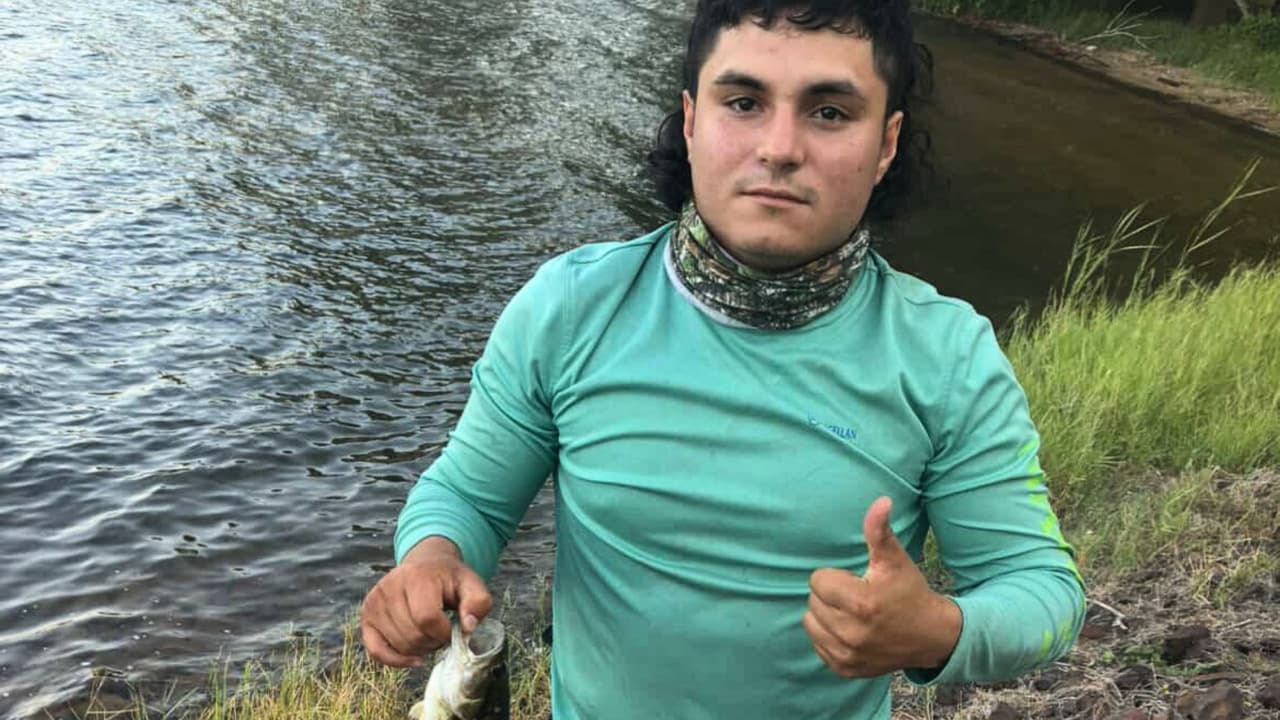 Juan Silvestre Salgado, de 24 años, era aficionado a la pesca y practica kayak, según dijo su familia.