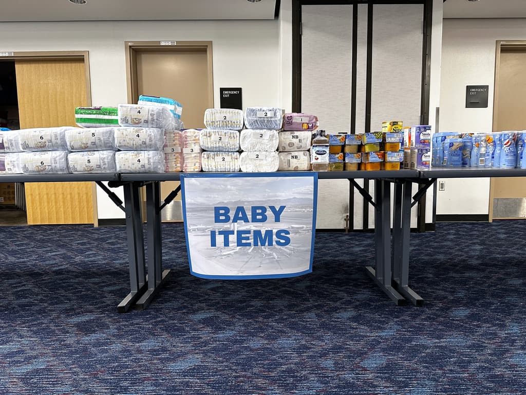 Se instala un banco de alimentos en el Aeropuerto Internacional Harry Reid en Las Vegas, Nevada, el 17 de octubre de 2025.