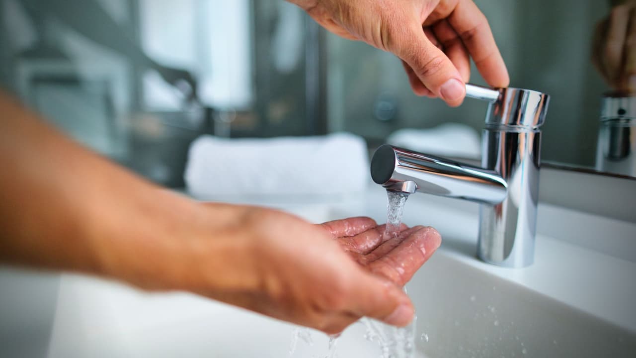 Guía fácil: ¿Por qué hay que dejar goteando las llaves de agua durante días fríos en Texas?