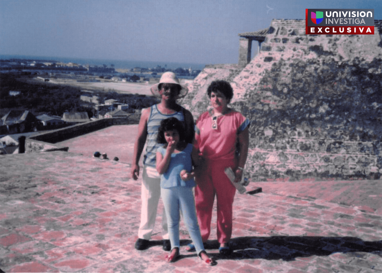 Darío Uzma acompaña a Ligia Urquijo, exesposa de Roberto Escobar, y a la hija de la pareja Laura Escobar a un paseo al Castillo de San Felipe en Cartagena de Indias, Colombia.