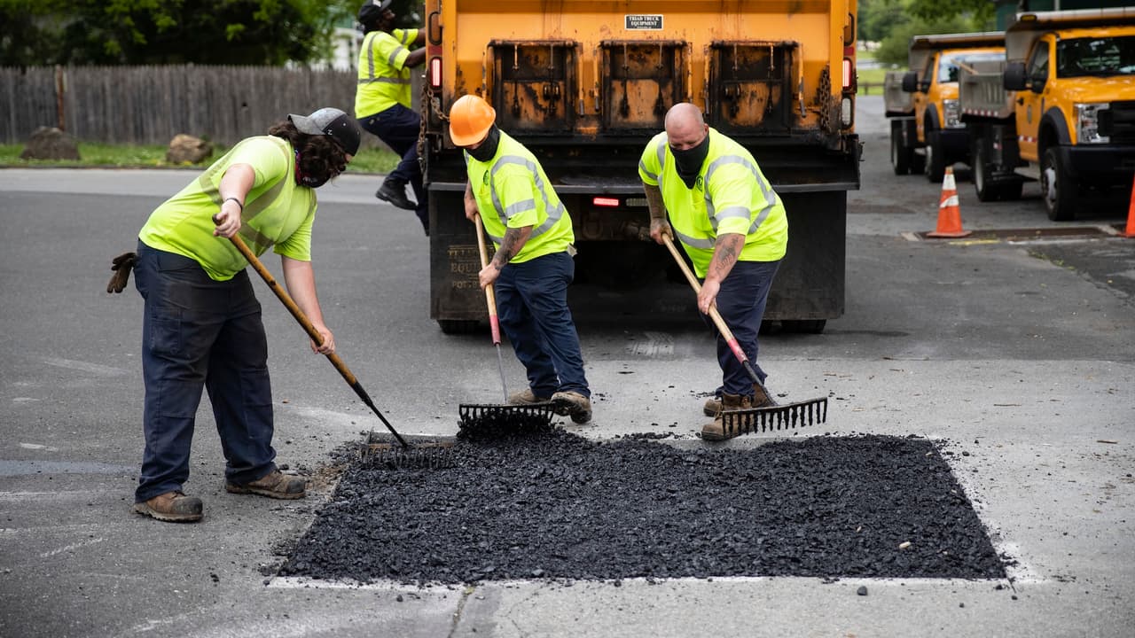 Nueva York lanza campaña masiva para reparar miles de baches tras severo invierno