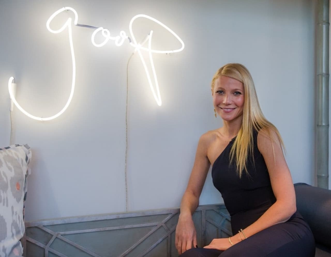 Este procedimiento, en el que un líquido a base de café se inyecta en el colon a través del recto, es muy controvertido, tal y como
<a href="https://www.theguardian.com/commentisfree/2018/jan/09/gwyneth-paltrow-goop-coffee-enema-colonic-irrigation">recuerdan los numerosos críticos de las peregrinas ideas de la actriz</a>. “Los enemas de café no tienen beneficios probados y conllevan un riesgo considerable de provocar complicaciones”, señala el
<a href="https://www.nature.com/articles/ajg2009505.epdf" target="_blank">American Journal of Gastroenterology</a>.