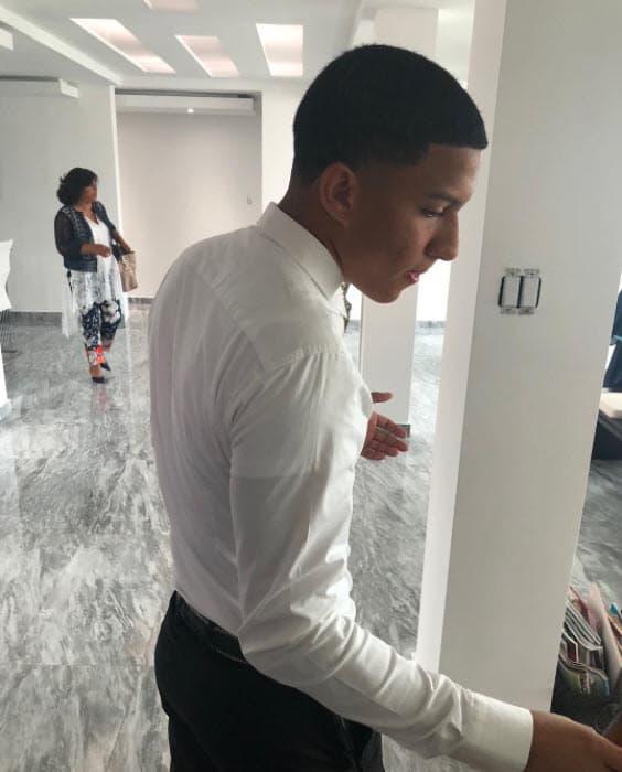 "Mi madre siempre me dijo si vas a hacer algo, hazlo bien y encárgate de ser el mejor. Y te prometo que haga lo que haga, voy a ser el mejor con Dios y contigo no me falta nada", escribió en Instagram en mayo de 2018.
<br>