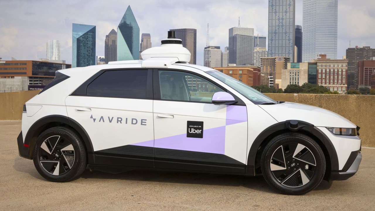 Desde el 3 de diciembre de 2025,
<b>Uber empezó a ofrecer viajes en robotaxis en Dallas</b>. Es un programa piloto
<b>que funciona en una zona de nueve millas cuadradas</b> que cubre Downtown, Uptown, Turtle Creek y Deep Ellum.