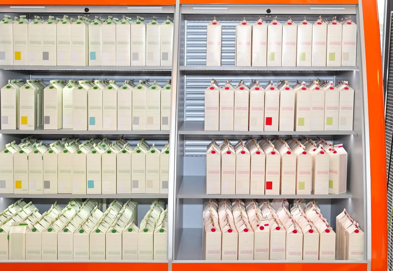 <b>Atención al azúcar añadido</b>. Hay grandes diferencias nutricionales entre unas marcas y otras, como
<a href="https://www.ncbi.nlm.nih.gov/pubmed/?term=singhal%2C+baker%2C+milk">señalan algunos estudios.</a> Es fundamental estar especialmente
<b> vigilante del <a href="https://www.univision.com/noticias/nutricion/obesidad-cancer-y-desnutricion-el-peligro-de-consumir-alimentos-ultraprocesados-fotos">azúcar añadido</a></b>. En algunos casos, y dependiendo de las marcas, estaremos bebiendo agua azucarada en lugar de algo saludable.